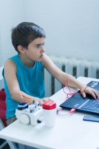 Lara programându-l pe Sparky să execute diverse comenzi