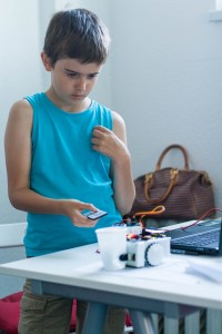 Lara și Sparky încercând să mute paharul